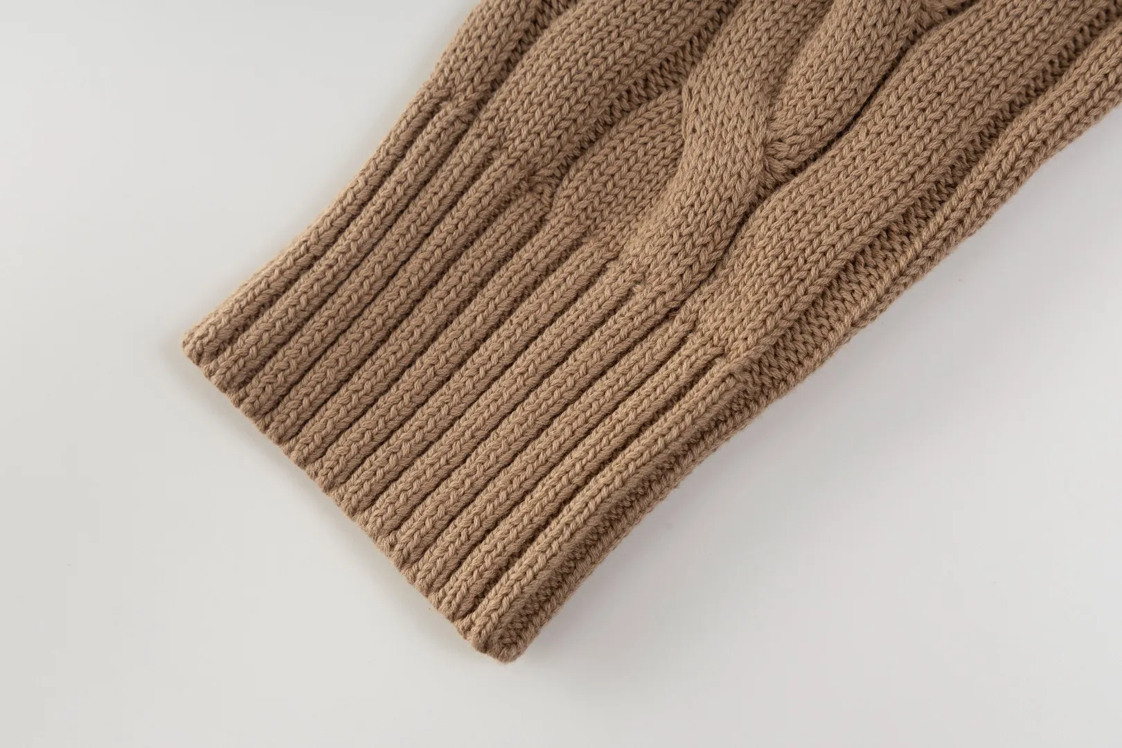 P220 #R91 RALPH LAUREN Ralph Lauren fourteen colors classic small label embroidery round neck pullover cable cardigan sweater men's top, high-density LOGO embroidery on the chest, original customization of tag accessories. Made of pure cotton yarn, pure cotton is skin-friendly and comfortable, small label war horse embroidered twist button round neck sweater 🐎 high quality, follow the blogger to learn how to wear it! Let’s buy a Ralph Lauren cable sweater. It’s a super hard-to-find series after it became popular. It’s hard to find one on the official website. It’s simple and practical to wear, with a lazy and loose feel. The thickened fabric has more texture, feels soft and delicate, and has a loose fit. Whether worn alone or layered, you can wear different styles of fashion with just one piece!   Size：XS S M L Sleeve length: 59/60/61/62/63